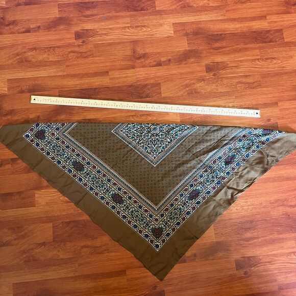 Beautiful Olive Green Floral scarf. Soft and lightweight. Unknown fabric. - Picture 6 of 6